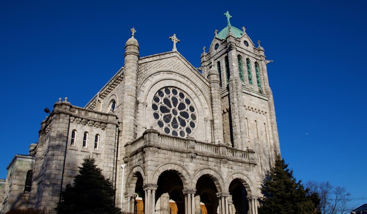 church featuring a prominent front rose window