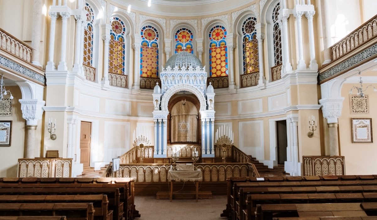 ornate interior sanctuary of the Synagogue