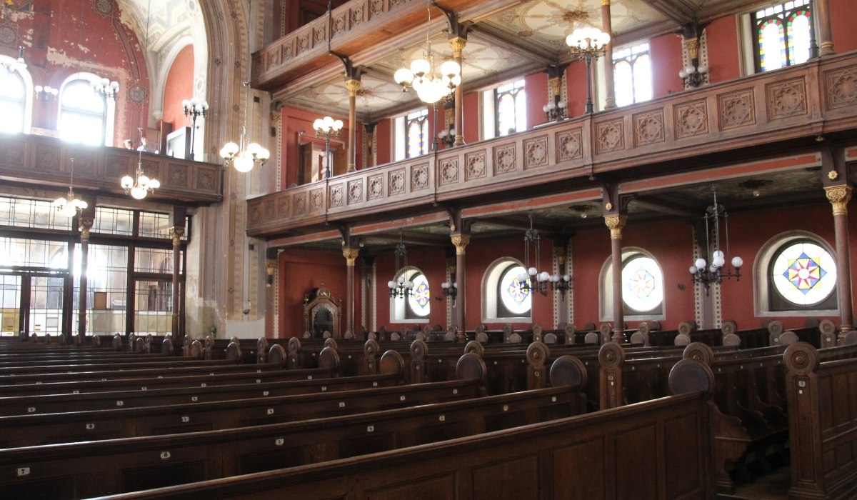 rows of wooden pews, multi-tiered balconies